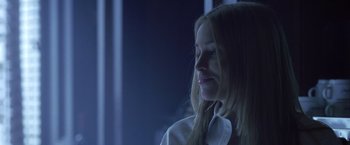 Movie still from “Coyote Ugly” (2000), directed by David McNally – A woman with long blonde hair is looking at the camera; Close Up shot, Over the shoulder angle