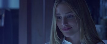 Movie still from “Coyote Ugly” (2000), directed by David McNally – A person with long blonde hair; Close Up shot, Over the shoulder angle