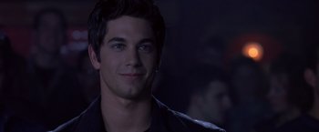 Movie still from “Coyote Ugly” (2000), directed by David McNally – A person wearing a black shirt; Close Up shot, Over the shoulder angle