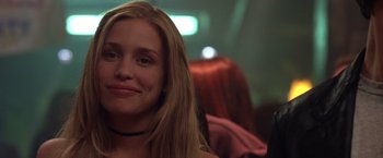 Movie still from “Coyote Ugly” (2000), directed by David McNally – A person with long blonde hair; Close Up shot, Over the shoulder angle