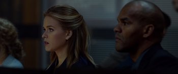 Movie still from “Criminal” (2016), directed by Ariel Vromen – A woman and a man are standing next to each other; Close Up shot, Over the shoulder angle