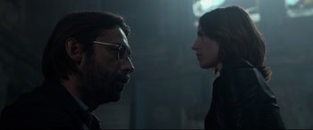 Movie still from “Criminal” (2016), directed by Ariel Vromen – A man and a woman are looking at one another; Close Up shot, Over the shoulder angle