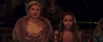 Movie still from “The Greatest Showman” (2017), directed by Michael Gracey – A woman and a little girl standing next to each other; Close Up shot, Over the shoulder angle