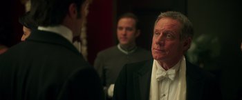 Movie still from “The Greatest Showman” (2017), directed by Michael Gracey – A man in a tuxedo standing in front of two other men; Close Up shot, Over the shoulder angle