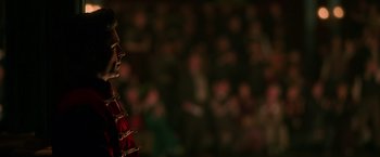Movie still from “The Greatest Showman” (2017), directed by Michael Gracey – A man in a red jacket standing in front of an audience; Close Up shot, Over the shoulder angle