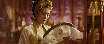Movie still from “Curse of the Golden Flower” (2006), directed by Yimou Zhang – A woman in oriental dress looking at a mirror; Close Up shot, Over the shoulder angle