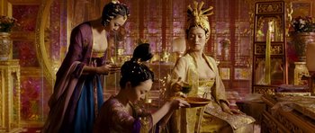 Movie still from “Curse of the Golden Flower” (2006), directed by Yimou Zhang – A group of women dressed in traditional chinese clothing; Medium shot, Over the shoulder angle