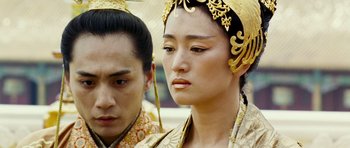 Movie still from “Curse of the Golden Flower” (2006), directed by Yimou Zhang – A man and a woman in oriental clothing; Close Up shot, Over the shoulder angle