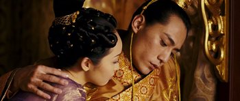 Movie still from “Curse of the Golden Flower” (2006), directed by Yimou Zhang – A man and a woman in traditional asian clothing; Close Up shot, Over the shoulder angle