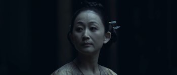Movie still from “Curse of the Golden Flower” (2006), directed by Yimou Zhang – A woman in a traditional chinese dress; Close Up shot, Low angle