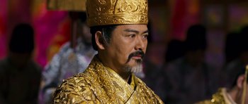 Movie still from “Curse of the Golden Flower” (2006), directed by Yimou Zhang – A man wearing a gold crown and a gold robe; Close Up shot, Low angle