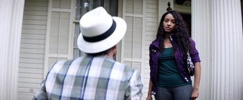 Movie still from “Cut Throat City” (2020), directed by RZA – A man and a woman standing in front of a building; Medium shot, Over the shoulder angle
