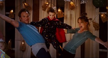 Movie still from “Dan in Real Life” (2007), directed by Peter Hedges – A man and a woman and a child are posing for a picture; Medium shot, Overhead angle