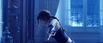 Movie still from “Daredevil” (2003), directed by Mark Steven Johnson – A woman is holding a gun in her hand; Medium shot, Over the shoulder angle