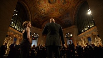 Movie still from “Daredevil” (2015), created by Drew Goddard – A man and a woman standing in front of an audience; Wide shot, Low angle