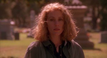 Movie still from “Darkman” (1990), directed by Sam Raimi – A person with curly blonde hair; Close Up shot, Over the shoulder angle