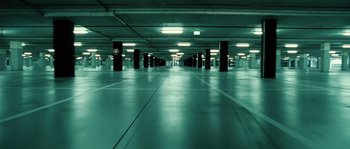Movie still from “Daybreakers” (2009), directed by Michael Spierig – A parking garage with a lot of lights in the ceiling; Extreme Wide shot, High angle