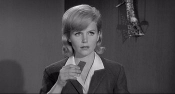 Movie still from “Days of Wine and Roses” (1962), directed by Blake Edwards – A black and white photo of a woman holding a piece of chocolate; Close Up shot, Low angle