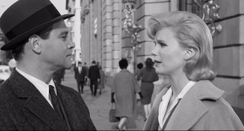Movie still from “Days of Wine and Roses” (1962), directed by Blake Edwards – A black and white photo of a man and a woman talking; Close Up shot, Over the shoulder angle