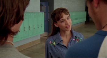 Movie still from “Dazed and Confused” (1993), directed by Richard Linklater – A woman in a blue shirt is talking to a man; Close Up shot, Over the shoulder angle