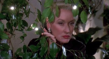 Movie still from “Death Becomes Her” (1992), directed by Robert Zemeckis – A beautiful woman with blond hair and a black shirt; Close Up shot, Over the shoulder angle