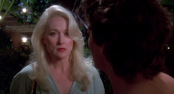 Movie still from “Death Becomes Her” (1992), directed by Robert Zemeckis – A woman with long blonde hair looking at a man with long blonde hair; Close Up shot, Over the shoulder angle