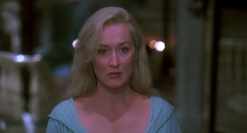 Movie still from “Death Becomes Her” (1992), directed by Robert Zemeckis – A person with blonde hair; Close Up shot, Over the shoulder angle