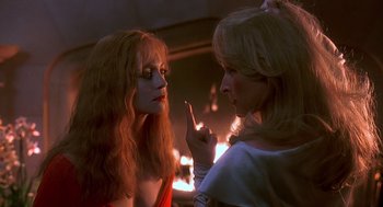 Movie still from “Death Becomes Her” (1992), directed by Robert Zemeckis – Two women are talking in front of a fireplace; Close Up shot, Over the shoulder angle