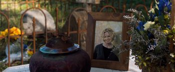 Movie still from “Death Wish” (2018), directed by Eli Roth – A picture of a woman in front of an urn; Close Up shot, High angle