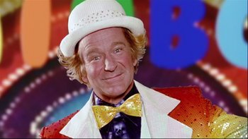 Movie still from “Death to Smoochy” (2002), directed by Danny DeVito – A person wearing a suit and a hat; Close Up shot, Low angle