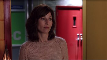 Movie still from “Death to Smoochy” (2002), directed by Danny DeVito – A person wearing a sweater; Close Up shot, Over the shoulder angle