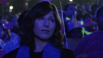 Movie still from “Death to Smoochy” (2002), directed by Danny DeVito – A person wearing a blue scarf; Close Up shot, Over the shoulder angle