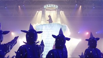 Movie still from “Death to Smoochy” (2002), directed by Danny DeVito – A group of people dressed as wizards in front of a stage; Extreme Wide shot, Low angle