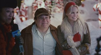 Movie still from “Deck the Halls” (2006), directed by John Whitesell – A man and a woman standing next to each other; Medium shot, Over the shoulder angle