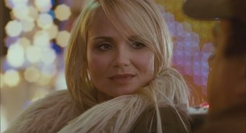 Movie still from “Deck the Halls” (2006), directed by John Whitesell – A person wearing a fur coat; Close Up shot, Over the shoulder angle