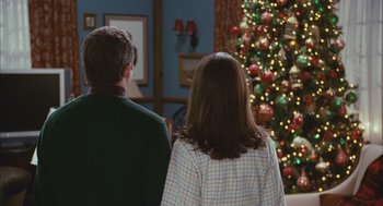 Movie still from “Deck the Halls” (2006), directed by John Whitesell – A man and a woman standing in front of a christmas tree; Medium shot, Over the shoulder angle