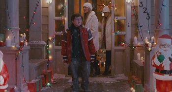 Movie still from “Deck the Halls” (2006), directed by John Whitesell – A boy and a girl standing in front of a house; Medium shot, Over the shoulder angle