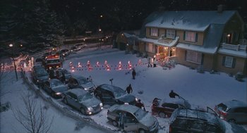Movie still from “Deck the Halls” (2006), directed by John Whitesell – Cars are parked in the snow in front of a house; Extreme Wide shot, High angle