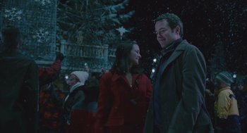 Movie still from “Deck the Halls” (2006), directed by John Whitesell – A man and a woman are walking in the snow; Medium shot, Over the shoulder angle