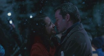 Movie still from “Deck the Halls” (2006), directed by John Whitesell – A man and a woman kissing in the snow; Close Up shot, Low angle