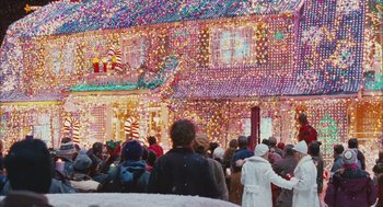 Movie still from “Deck the Halls” (2006), directed by John Whitesell – A group of people standing in front of a house covered in christmas lights; Extreme Wide shot, Low angle