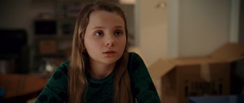 Movie still from “Definitely, Maybe” (2008), directed by Adam Brooks – A young girl is sitting in a room; Close Up shot, Over the shoulder angle