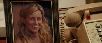 Movie still from “Definitely, Maybe” (2008), directed by Adam Brooks – A picture of a woman with blonde hair in a picture frame next to a phone; Extreme Close Up shot, Over the shoulder angle