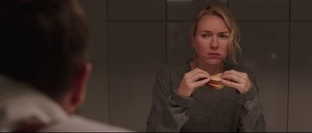 Movie still from “Demolition” (2015), directed by Jean-Marc Vallée – A woman eating a hot dog in front of a mirror; Close Up shot, Over the shoulder angle