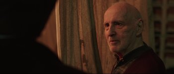 Movie still from “Demolition” (2015), directed by Jean-Marc Vallée – An older man looking into a mirror in front of a wooden wall; Close Up shot, Over the shoulder angle