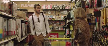 Movie still from “Demolition” (2015), directed by Jean-Marc Vallée – A man and a woman are standing in a store; Medium shot, Over the shoulder angle