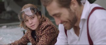 Movie still from “Demolition” (2015), directed by Jean-Marc Vallée – A woman and a man are sitting next to each other; Medium shot, Over the shoulder angle