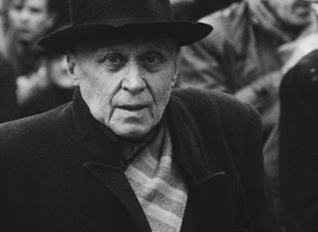 Movie still from “Diary of a Pregnant Woman” (1958), directed by Agnès Varda – An old man wearing a hat and a jacket; Close Up shot, Low angle