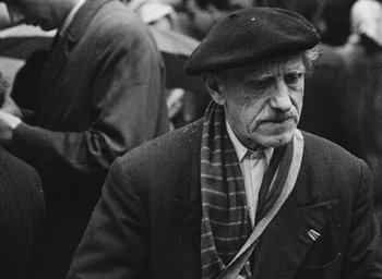 Movie still from “Diary of a Pregnant Woman” (1958), directed by Agnès Varda – An older man wearing a hat and a scarf; Close Up shot, Low angle