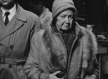 Movie still from “Diary of a Pregnant Woman” (1958), directed by Agnès Varda – An older woman wearing a fur coat and a hat; Close Up shot, High angle